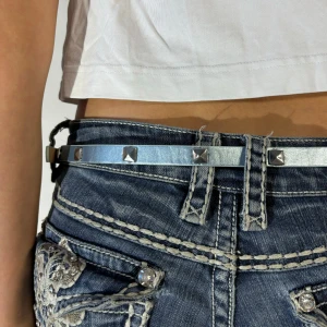 Smalt bälte med nitar - Snyggt, blått bälte med coola nitar. Perfekt för att ge en edgy touch till din outfit. Passar utmärkt till jeans och andra byxor. 💞122 cm