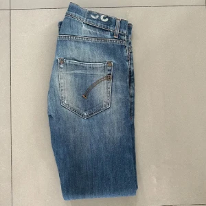 Dondup jeans  - Feta Dondup slim/skinny jeans! Modellen ”SAM” (likadan passform som George modellen) W33 men passar även 32 | Nypris ≈ 5000kr - Mitt pris: 599kr 