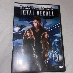 Total Recall - Theatrical Edition DVD - Säljer en DVD av filmen Total Recall i Theatrical Edition. Filmen är en actionthriller med Colin Farrell, Kate Beckinsale och Jessica Biel. Omslaget visar futuristiska scener och karaktärer i en spännande miljö. Perfekt för dig som gillar action och science fiction!