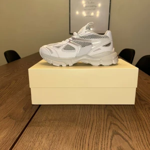 Vita sneakers från Axel Arigato - Snygga vita sneakers från Axel Arigato med en chunky sula och stilren design. Väldigt bekväma och extremt sköna skor, nypris ungefär 3000kr. Hör av dig vid frågor och ge gärna prisförslag! 