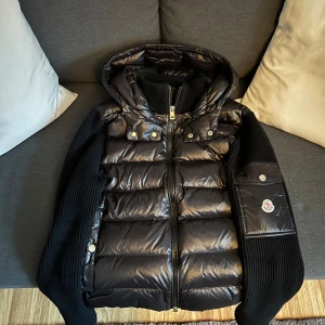Moncler Cardigan  - Hej, säljer min Moncler Cradigan som jag har ingen användning för. Har haft den på mig max 5 gånger så den är knappt använd. De är en väldigt sjön cardigan. Priset är ej hugget i sten så kom med bud.