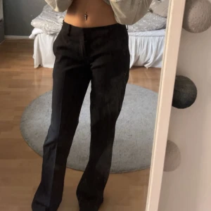 Svarta kostymbyxor - Snygga svarta kostymbyxor ifrån Bikbok, inte alls använda. Köpte dem för 499 ! 