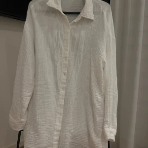 Skjorta  - Vit skjorta med struktur. Oversized. 