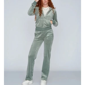 Juicy Couture set i två färger - Säljer två Juicy set i grönt och blått. Endast använda 2-3 gånger var. De blå är i M och det gröna är S i byxorna och M i tröjan😇Färgerna förekommer inte riktigt på bilderna, så färgen är mer lik de första två bilderna. Priset är för 1 set