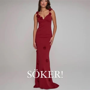 SÖKER! Vinröd balklänning med blommor från Nelly - Söker denna vinröda balklänning med blommor från Nelly i storlek xxs eller xs. Hör av dig om du har en eller liknande och vill sälja! 🥰