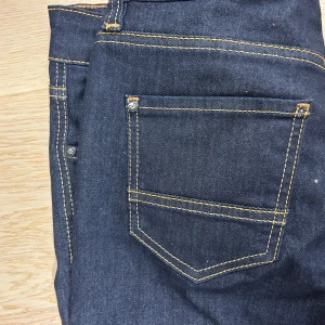 Mörkblå jeans från Dolce & Gabbana - Säljer ett par snygga mörkblå jeans från Dolce & Gabbana. De har en klassisk design med 4 fickor och kontrasterande sömmar. Slim fit och låg midja 💋passar 36 också eftersom stretchiga 