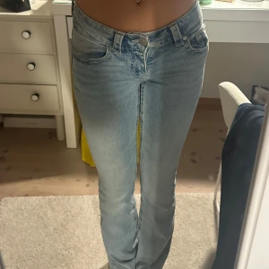 Ljusblå jeans med bootcut - Snygga ljusblå jeans med bootcut-stil och jätte lågmidjade. True religon liknande