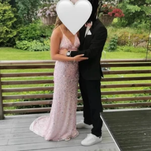 Balklänning  - Rosa balklänning från Lace & Beans i storlek S. Saknas paljetter här och där men man får med till paljetter som man kan sy på där av priset❣️ släpet är lite smutsigt då det dragits i marken men inget som syns när man har på sig den (bilder på defekterna finns)