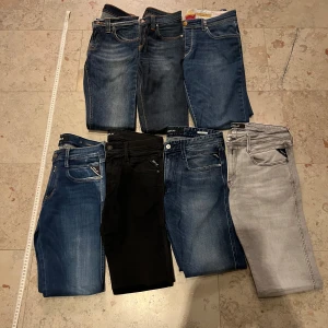 Tramarossa,Nudie,Replay - Tja säljer sju bar jeans 1par Tramarossa 2par Nudie 4par Replay.       Skicka ett pm om du vill veta mer om ett par jeans.       Säljs inte här längre gå in på plick:Grisch toan för alla jeans där