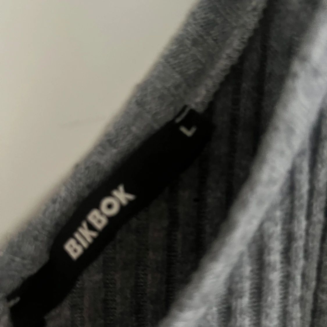 Grå ribbad klänning från Bik Bok - 92