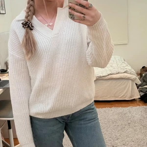 Stickad vit tröja med krage - Jättefin stickad tröja med krage! Har klippt bort lappen så vet ej vart den är köpt! Lite nopprig därav det billiga priset💕