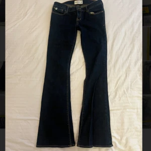 Mörkblå low waist bootcut jeans - Såå fina mörkblå Lågmidjade utsvängda jeans från abercrombie i nytt skick! Midjemått, innerbensmått och ytterbensmått finns bland bilderna. Grenmått: 19cm ❣️