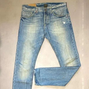 Dondup jeans - Dessa ljusblå dondup jeans är perfekta till vardagen och ett måste plagg för denna vintern. Jeansen har diskreta slitningar och en mindre metalldetalj på ena bakfickan. Kontakta gärna oss vid frågor och funderingar!