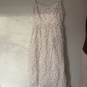 Blommig sommarklänning - Linneklänning, väldigt söt på.