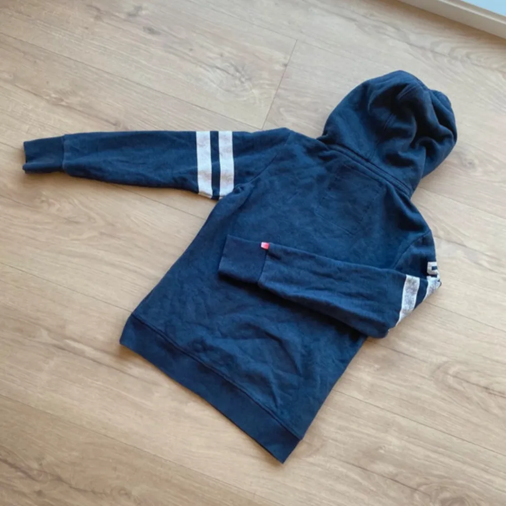 Hej! Säljer denna feta vintage Superdry hoodien i storlek S. Hoodien är i fint skick utan några defekter. Hör av er vid frågor och pris kan diskuteras vid snabb affär 🙌. Hoodies.