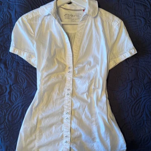 Kort ärmad tajt skjorta - Jätte fin tror den är vintage! Köpt på vinted🥰