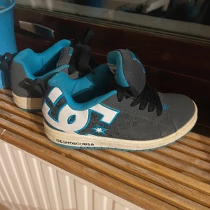 DC skor strl 35 - Blå/grå DC skor, använda men bra skick