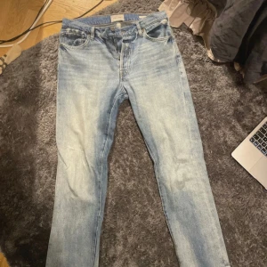 Blå jeans från Frame - Säljer ett par snygga blå jeans från Frame i modellen Le Slouch. De har en avslappnad passform och är tillverkade i klassiskt denimtyg. Perfekta för en casual look! 🕶️