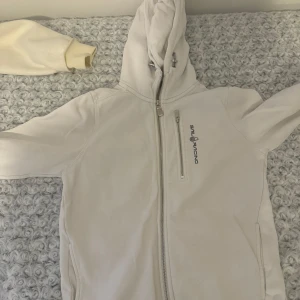 Vit jacka från Sail Racing - Vit tröja