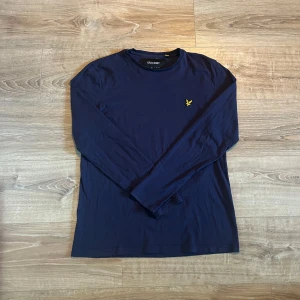 Lyle & Scott tröja  - En snygg långärmad tröja perfekt inför vintern i riktigt bra skick. Hör av er vid ytterligare frågor annars fritt fram att använda ”köp nu”.