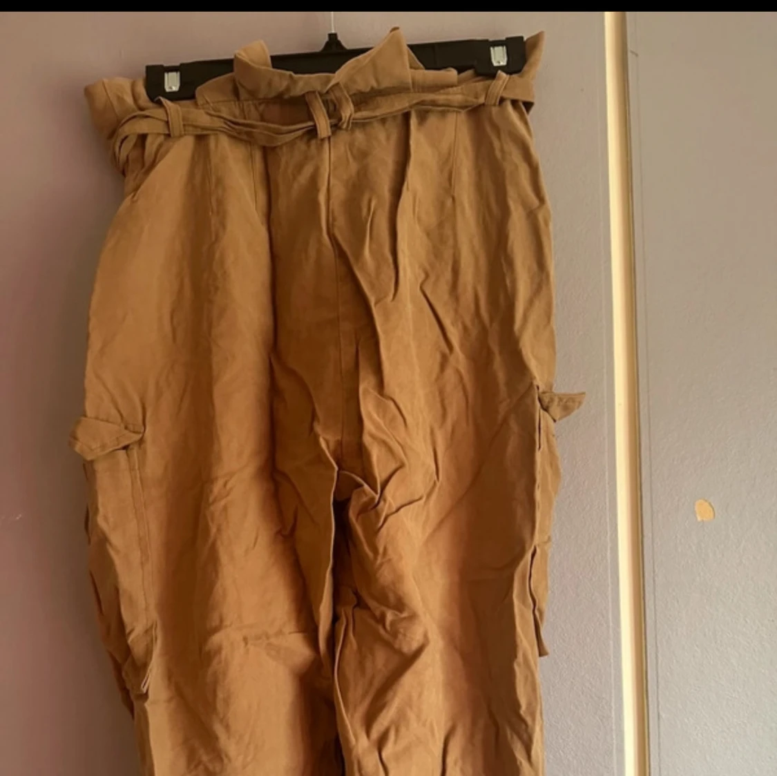 Beige cargobyxor med knytband - 90