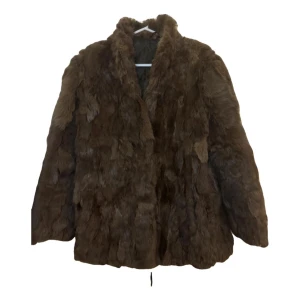 pälsjacka - Säljer en brun pälsjacka från Opera, köpt på vintage på vestiaire. Sitter mer som en XS beror på hur många armar och lång du är 