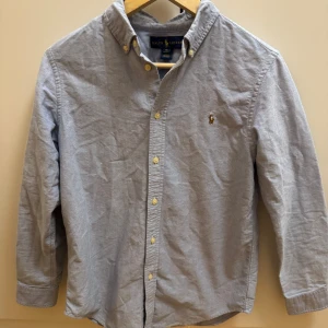 Ralph Lauren skjorta - Stilren skjorta i ljusblå från Ralph Lauren som passar någon runt 170cm, storlek 16 years, hör av dig vid funderingar! 👌