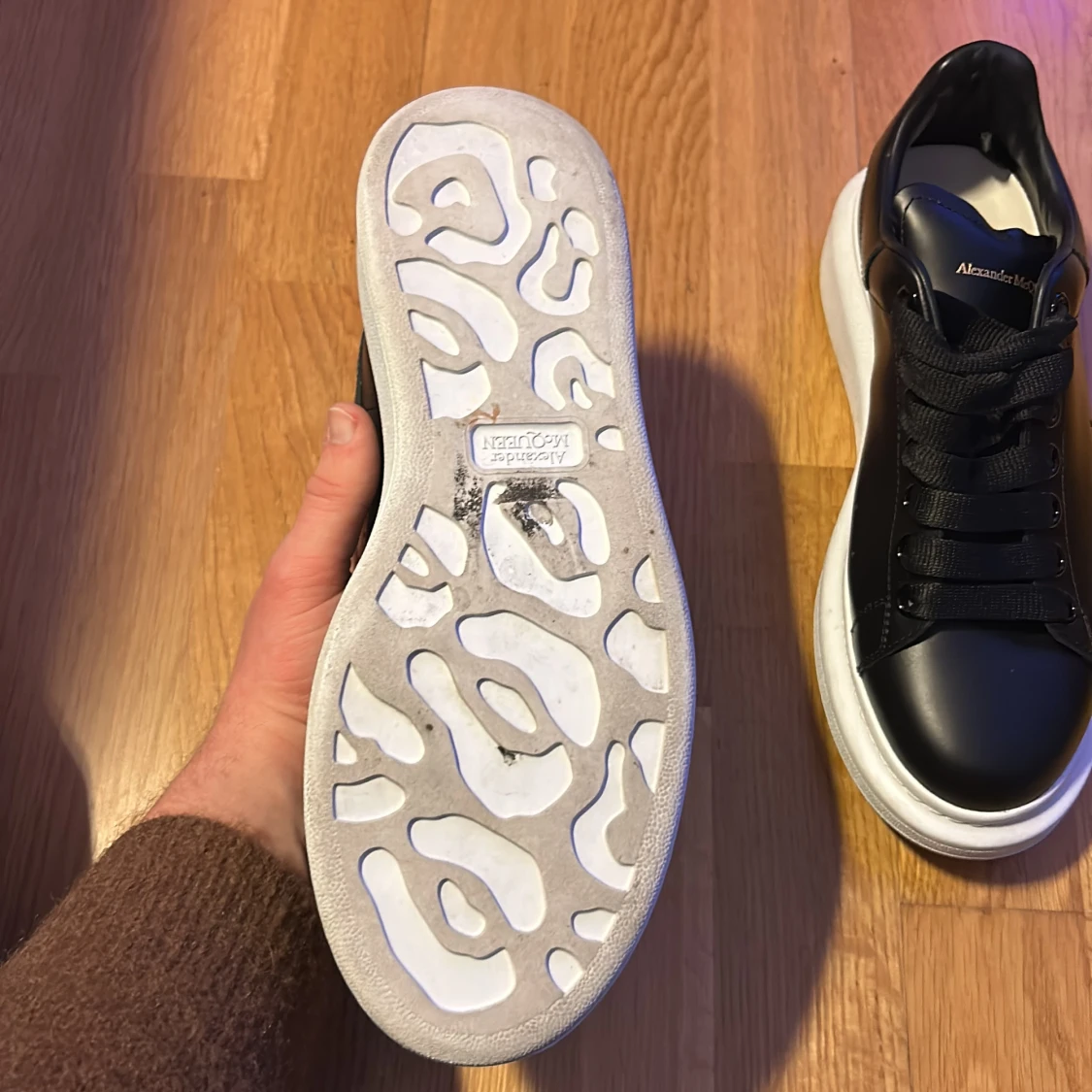 Svarta sneakers från Alexander McQueen - 2