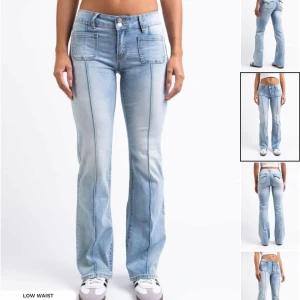 Ljusblå bootcut jeans - Snygga ljusblå bootcut jeans med låg midja och framträdande fickor fram. Storleken är 36/ tall. Jag är 175 och de är bra i längden för mig men på gränsen till lite korta. Säljer pga att jag inte använder, köpte de i maj förra året, men de har inte kommit till så mycket användning. Nypris är 600. Kom privat för mera bilder 