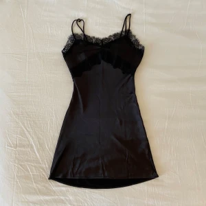 Satin spets miniklänning  - Storlek S, justerbara band! Har pyttesmå revor, dm för bild 🤍
