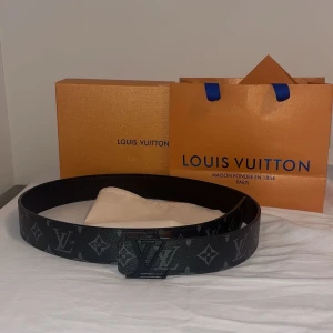 Svart märkes bälte 100 cm - Snyggt svart bälte med märke box ingår!