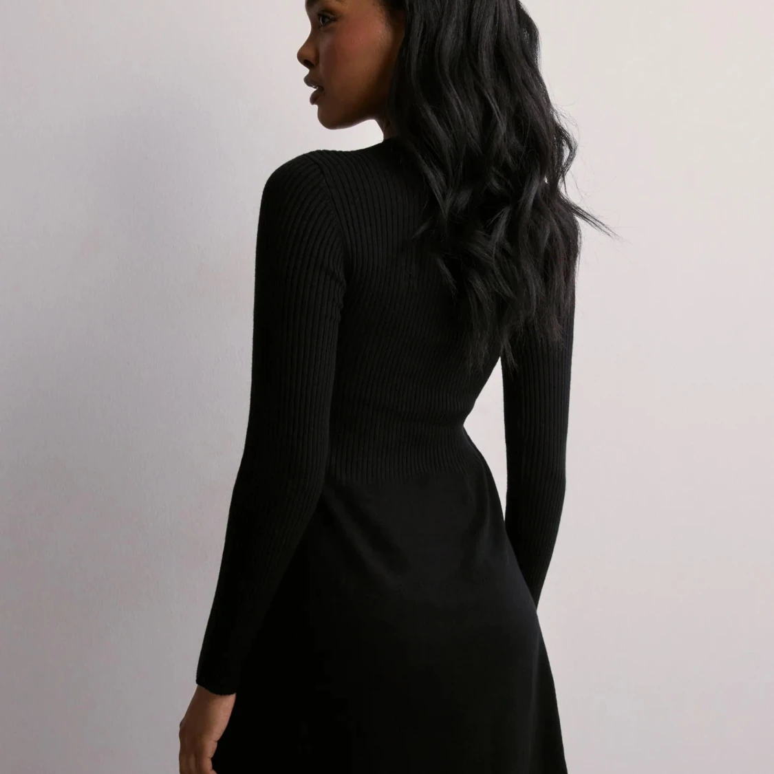 Svart ribbad klänning från Only M - 91