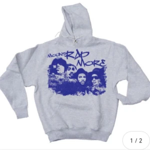 Mount rap more - Säljer en grå hoodie med ett coolt blått tryck på framsidan. Hoodien har en klassisk passform med långa ärmar och en justerbar huva. Perfekt för en avslappnad stil. Köpt för 449