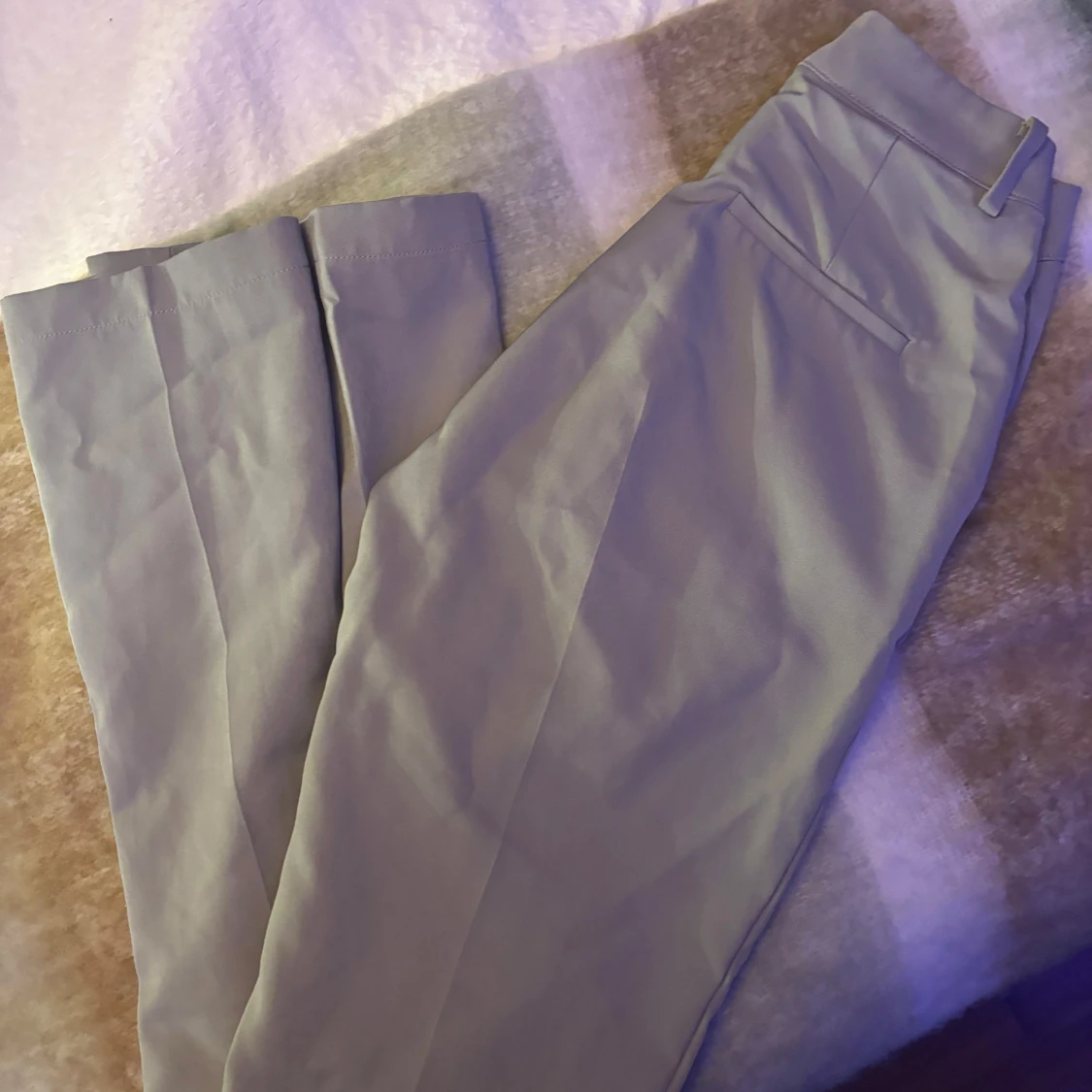 Gråa kostymbyxor  - 91