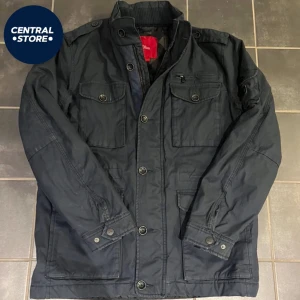 Field Jacket Mörkblå - Säljer denna mörkblå field jackan från S. Oliver. Bra skick använd men mycket liv kvar. Storlek L. Pris 699kr. Tveka inte att kontakta om andra funderingar // CS😁
