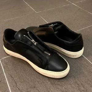 Axel arigato med dragkedja  - Säljer mina axel arigato skor med dragkedja. Ingen defekt och bra skick. Pris kan vi diskutera. 💯