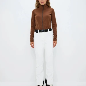 Vita skidbyxor byxor från 8848 Altitude - Snygga vita skidbyxor med hög midja och dragkedja vid bensluten. Byxorna har en dragkedja och knappar framtill samt ett svart bälte som ger en cool kontrast. Byxorna är i deras modell Tumblr W Pant - Blanc och är köpt för några år sedan. Byxorna har tecken på användning så har några få fläckar, men annars är det så gott som ny! Inte testad att tvättad än så kan gå bort i tvätten. Nypris är 2300 kr❤️