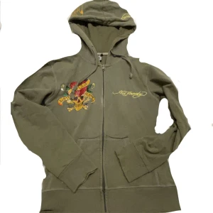 Ed Hardy zip up - En as cool ed Hardy zip up som inte kommer till användning! Den är väl använd med ett super skönt material. Tröjan sitter ganska tajt o kroppat med materialet är väldigt stretchit 💓