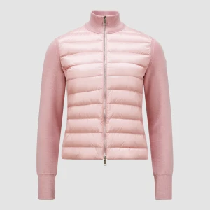 Moncler Cardigan - Säljer min rosa moncler cardigan då jag inte vill ha den längre. Får ingen användning av den och den är för liten!! Köpt för ett tag sen men i jätte bra skick. De är en annan modell men väldigt lik den på bilden med luva!! Den är i storlek Xs men passar någon som är under 165!! Den är jätte fin och perfekt till våren/sommaren. Säljer billigt då jag vill bli av med den! Den är äkta och går att scanna! Bilder eller funderingar skriv privat!❤️priset är inte hugget i sten! Äktahetsbevis skickas!!❤️❤️