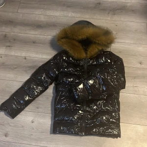 Puff jacka med fluff   - Det är en fin vinter jacka med fluff på luvan✨Jag fick jackan i julklapp men tyvärr var den i fel storlek✨. Jag har inte använt jackan så den är i ett bra skick🎀. Jag köpte jackan för 700kr men säljer för 600kr vid snabb affär kan priset  diskuteras🙏🩷