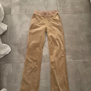 Juicy Couture byxor - Alla diamanter sitter kvar och är sparsamt använda