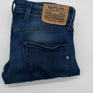 REPLAY ANBASS JEANS  - - Replay anbass jeans - Slim fit passform - Storlek W32/L32 - Nypris runt 1800kr -  Deluxecloset