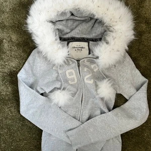 zip up hoodie med päls - a&f zip up; fuskpälsen är sydd i efterhand. fast pris, prisförslag ignoreras då priset är baserad på kostnaden nerlagt. inga märkbara defekter😸