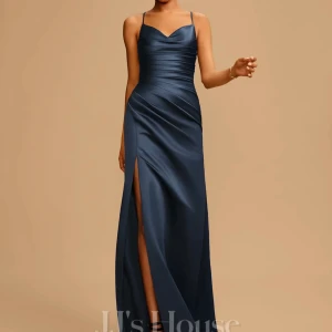 Balklänning  - Säljer min fina balklänning som jag hade när jag gick ut 9an. Perfekt för er som går ut 9an eller har studentbal i år✨ skriv för mer bilder🩷