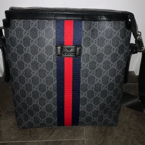 Gucci väska - Säljer en helt ny oanvänd Gucci väska! Kvittot finns tyvärr inte men den är äkta och verifierad i en Gucci butik.