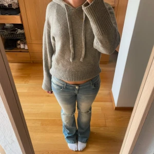 Grå stickad hoodie från Zara - Mysig grå stickad hoodie med ribbade muddar och dragsko i huvan. Använd fåtal gånger.