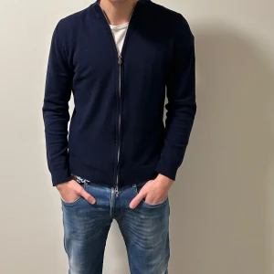 Stenströms full zip - Marinblå stenströms full zip. Storleken är M och modellen på bilden är 186 cm och väger 72kg.