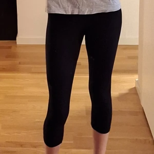 Svarta leggings - Snygga svarta leggings i stretchigt material. Perfekta för både träning och vardag. De har en tight passform och är trekvartslånga. Är i storlek S 