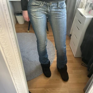 Blå jeans med bootcut - Snygga blå jeans med bootcut-stil och låg midja. Jätte bra skick. Jag är 173. Vet inte vad storleken är men passar s-xs