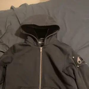 Hej säljer me svart Moose knuckles jacka i jätte bra skick säljer pga att den ej passar mig längre de är xi i barn och passar perfekt för vintern o våren skriv gärna om intresserad eller har fråga OBS ENDAST SERIÖSA KUNDER